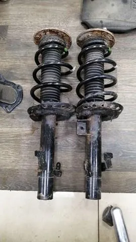 Amortyzator przedni prawy LR024442 Land Rover